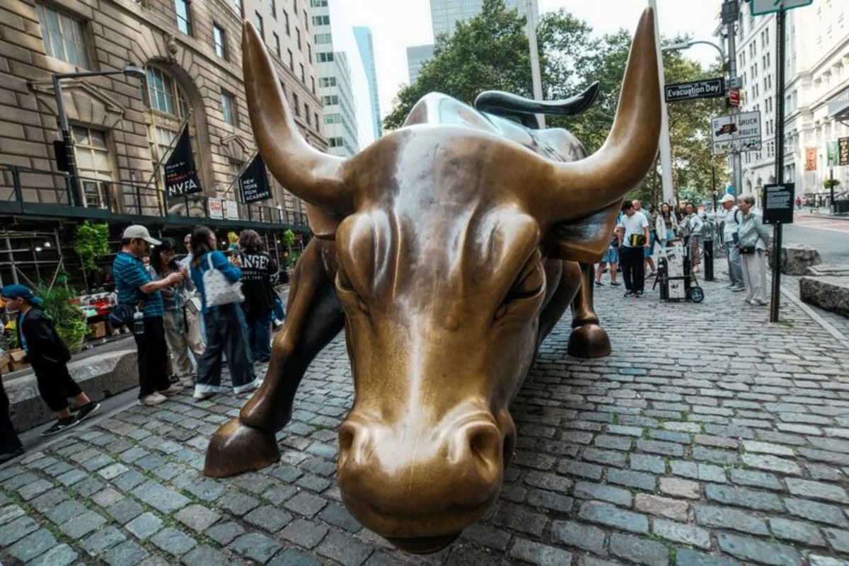 World stocks edge lower as tech selloff drags markets