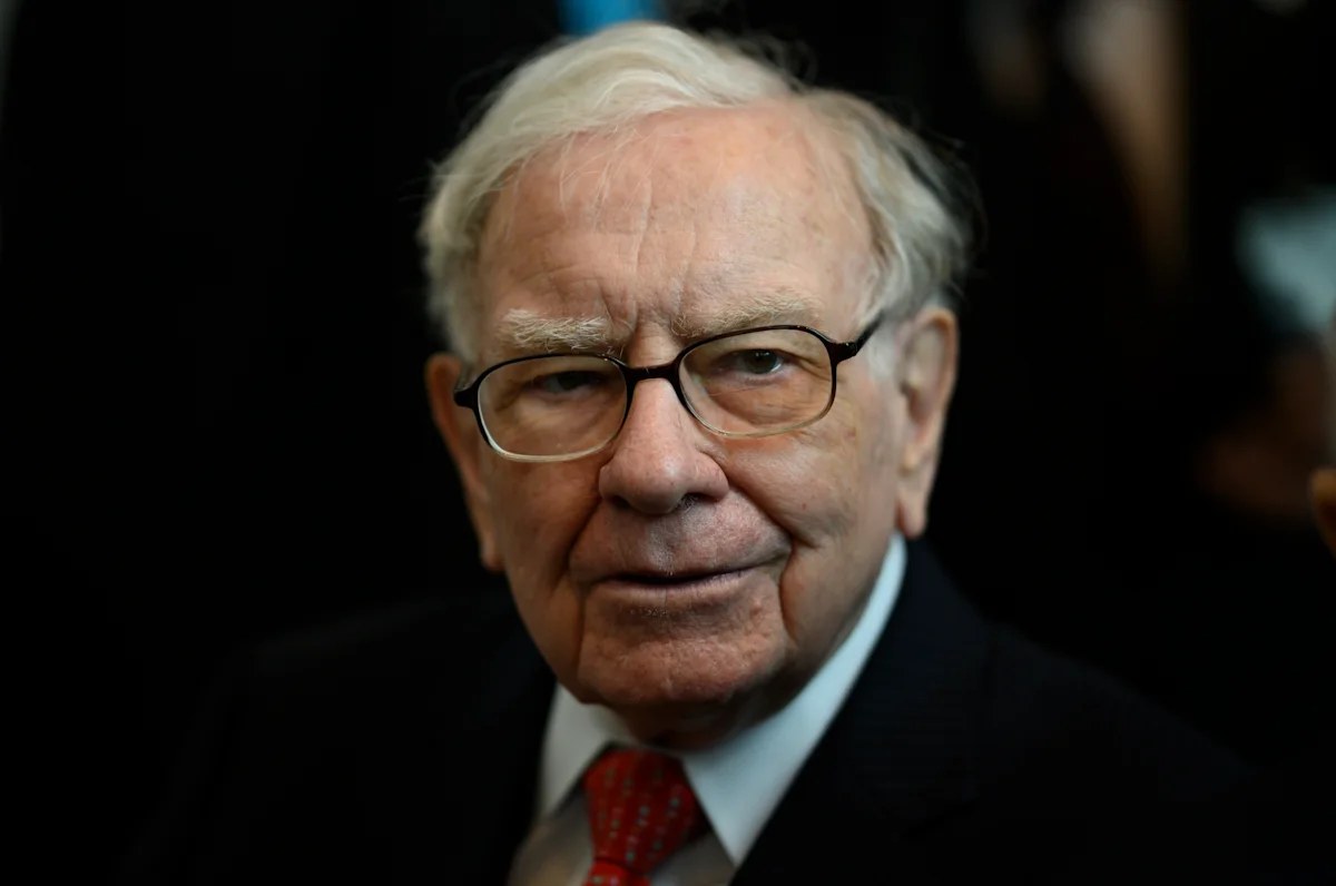 Warren Buffett's favorite stock market indicator is screaming sell