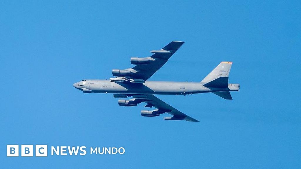 Un avión B-52 de la Fuerza Aérea de EE.UU. se estrella poco después del despegue en California y deja 8 muertos