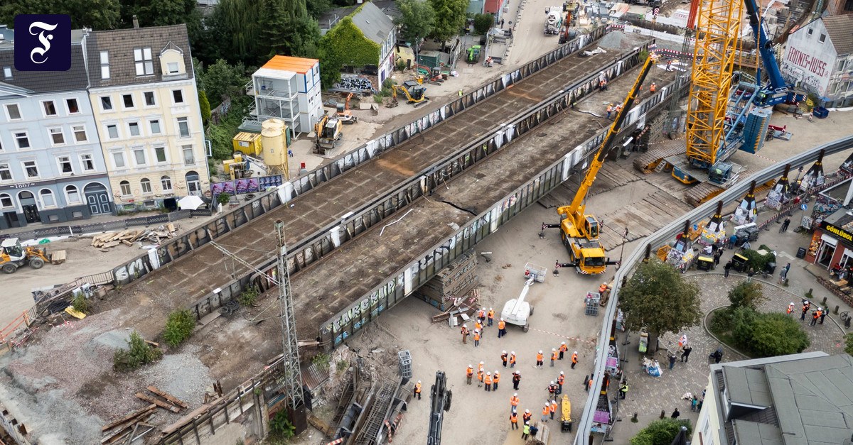 Sternbrücke: 108 Meter lange Brücke wird durch Hamburg manövriert