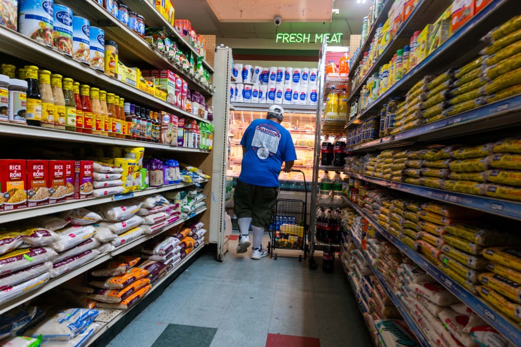 U.S. grocery slowdown deepens as shoppers buy fewer items, raising pressure on food companies