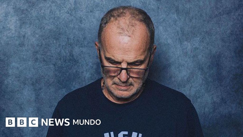 "No soy modelo": Marcelo Bielsa se niega a mirar a la cámara en la sesión fotográfica de la FIFA para el Mundial 2026