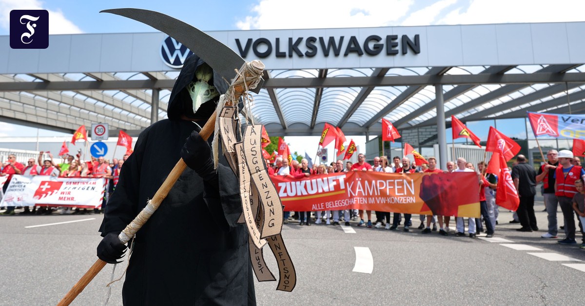 Autokonzern in der Krise: Die VW-Beschäftigten müssen weiter zittern